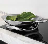 Szemet gyönyörködtető forma, hatékony woktartó stabilan tartja a wok-serpenyőt és gondoskodik arról, hogy az edény rendesen felmelegedjen.