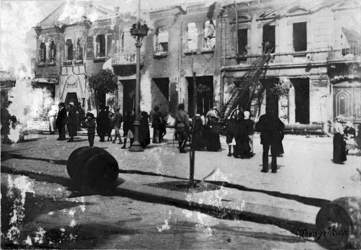 10. Főtér, Kereskedelmi Bank épülete A főtérnek a Jókai utca felé eső végéről egy pillantással fogjuk át a pusztulásnak azt a mértékét (11. és 12. kép), amilyen talán még egyetlen várost sem ért.