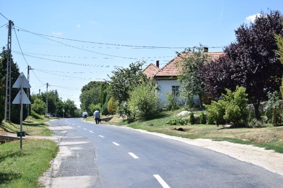 Sajátossága, hogy az egyenletesen beépített lakóházas udvarok mögött a gazdasági épületek nem a lakóépületek hosszában folytatódnak, hanem a