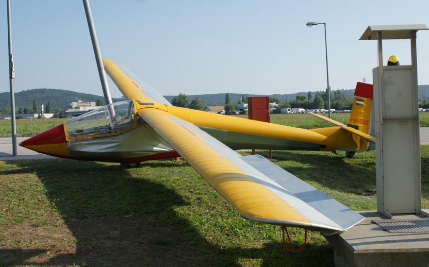 ábra jobb oldalán látható az elektromos elosztószekrény sérülésmentessége és a bal szárny csűrő kilépőélének épsége, melyek igazolják hogy a repülőgép