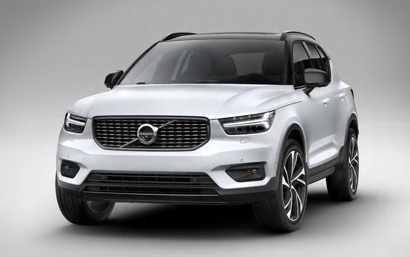 A fényes fekete tető még határozottabbá teszi az XC40 R-Design karakterét, és drámai kontrasztot alkot a karosszéria eltérő színével.