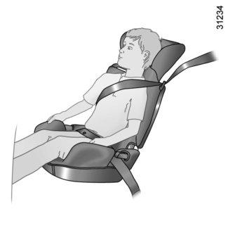 GYERMEKEK BIZTONSÁGA: ülésmagasító Csak egy ülésmagasító használható. Magasítók 15 kg vagy 4 év felett a gyermek utazhat magasítón, amely lehetővé teszi számára a biztonsági öv használatát.