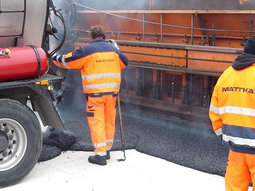 IRÁNYMUTATÓ TECHNOLÓGIAI LEHETŐSÉGEK A SIKACOR HM SZIGETELÉSI RENDSZERREL AZ ACÉL PÁLYALEMEZ SZIGETELÉSI