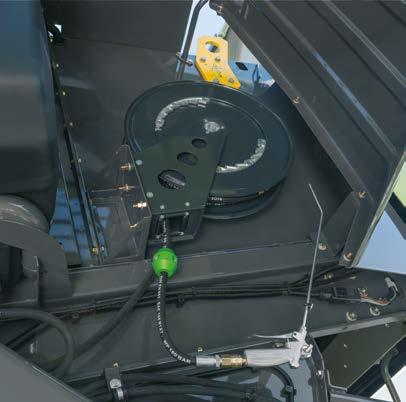 manuális tisztításért A motortérhez és más karbantartási pontokhoz könnyű hozzáférni a kihajtható és leakasztható létra segítségével Csukható