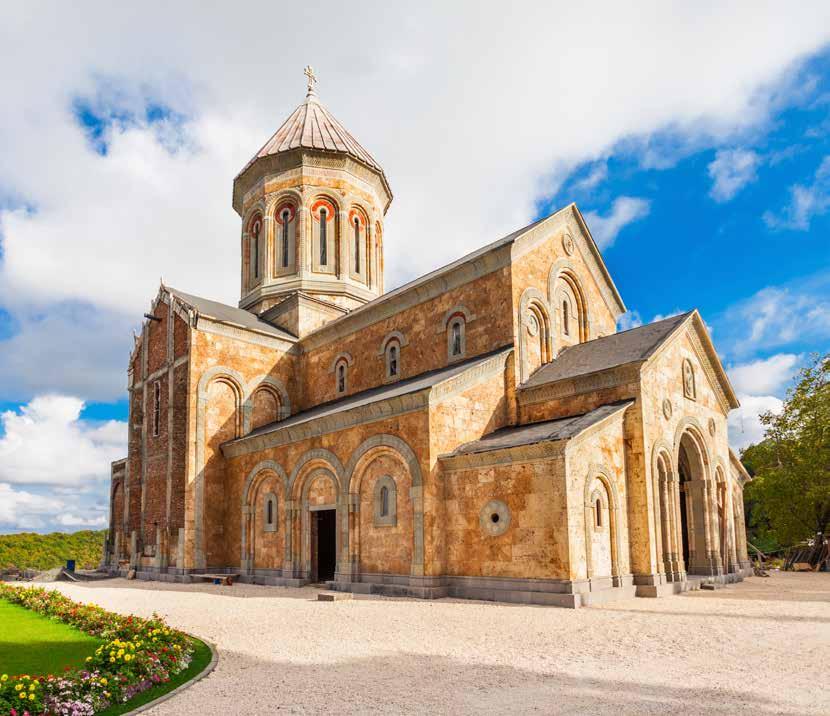 A ma már UNESCO-védelem alatt álló épületegyüttes Grúzia fénykorában épült a XII. században. A kolostor és a hozzá kapcsolódó akadémia sokáig az ország kulturális és szellemi központja volt.