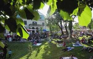 Mindeközben a Zsolnay Kulturális Negyed is feltárja titkait a közönség előtt, szakavatott kísérők segítségével ismerkedhetünk a patinás épületekkel, rejtett zugaikkal, titkaikkal.