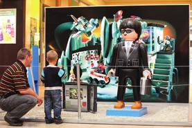 ÁrKáD hírek Playmobil interaktív kiállítás május. Egy szuper kiállítás és több száz Playmobil figura tölti meg az ÁRKÁD Bevásárlóközpontot május. és. között.