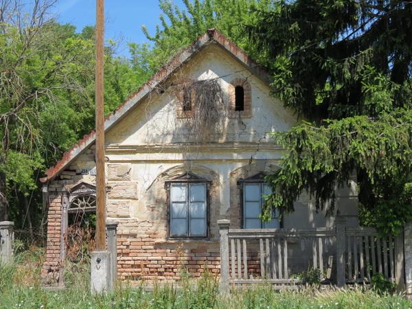 Fésűs beépítésű utca hosszházas lakóépülete, (1898-ból) osztott ablakokkal tagolt oromfalát vakolati