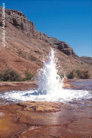 medencék körül. A feltörő víz a széndioxid tartalom miatt viszont jobban pezseg. 6. ábra: Kristálygejzír Utah államban http://alanglennon.