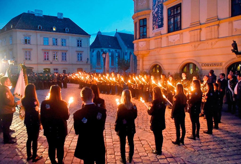 A felsőoktatási intézmények elsőéves hallgatóikat gólyatáborban fogadják, amely gólyaavatással, gólyabállal zárul.