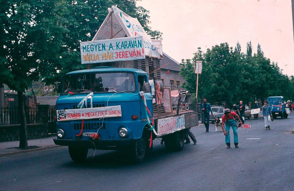 Karnevál, azaz vidámballagás Sopronban 1980-ban Jelentős fordulat következett be a hagyományok gyakorlásában és őrzésében 1918 decemberében, amikor az ismert történelmi események miatt a Bányászati