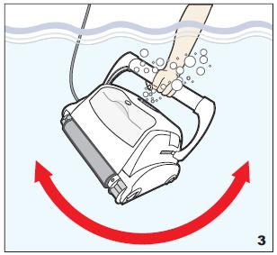 3- Tegye be a robotot a vízbe, mozgassa addig a víz alatt, amíg az összes levegő el nem távozik belőle és a medence aljára süllyed. 4- Csatlakoztassa a kábelt a tápegységhez.