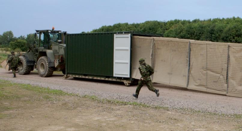 A kerítés magassága 2,4 m, 3,1 m vagy 3,6 m, a kialakítását tekintve lehet egy- vagy többsoros, illetve egyszintes vagy többemeletes.