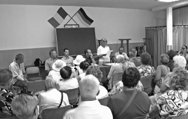 Anwesenden mit seinem Akkordeonspiel Am 17. Juli fand die Vertreterversammlung des DFD im Festsaal des Deutschen Forums in Großwardein/Oradea statt.