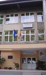 konnten in diesem Jahr im Johann Ettinger Lyzeum in Sathmar/Satu Mare die Bakkalaureatsprüfung bestehen. Davon gelang es vierzehn Abiturienten eine Durchschnittsnote über 9 zu erzielen.