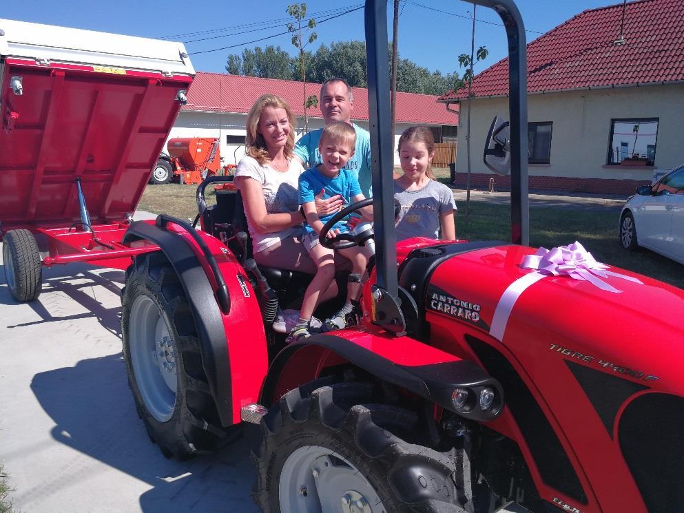 Jubileumi Antonio Carraro traktor átadás a Zsombói telephelyünkön Forráskúton egy családi vállalkozás kapta a rózsaszín masnival átkötött gépet Az átadásra a tulajdonost elkísérte családja is és
