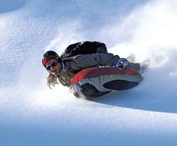 Az airboard úgy néz ki, mint egy gumimatrac, még mielőtt azonban az óceán lágy hullámait vizionálnánk, jó ha tudjuk, hogy ezzel a pihe-puha eszközzel a hó tenger kapitányai lehetünk.