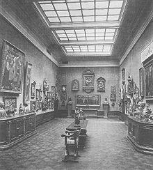Mesterséges fény Mesterséges fényt először 1860-ban vezettek be a South Kensington Museumban, a későbbi Victoria and Albert Museumban, Londonban, gázmegvilágítás alkalmazásával, ez azonban nem hozott