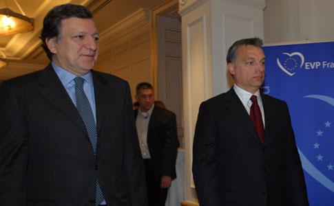 Orbánt pofonvágták Brüsszelben Az EU és az IMF a Fidesztől is elvárja a megszorítást Orbán a Barrosotól kapott pofon után még nem tért magához. A sajtótájékoztatóra menet látszik rajta a csalódottság.