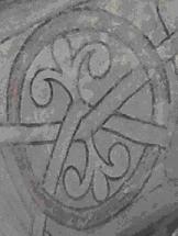 De ez a kínai élő fa piktogrammából származó szimbólumok létét csöppet sem zavarja, mert a szentély ablakbelsőjének épen maradt festésének