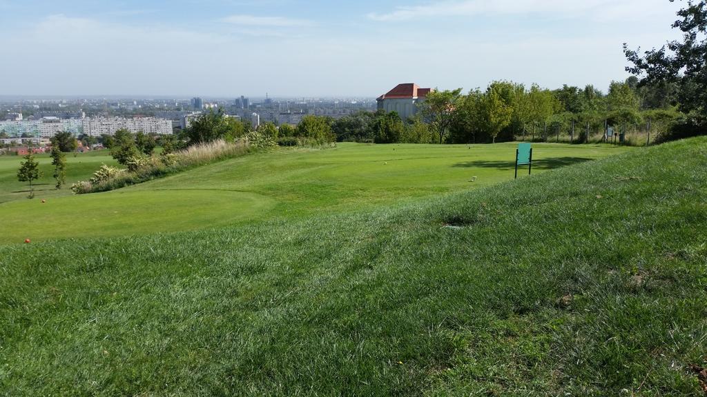 7. ábra. Az egykori agyagbánya területén kialakított golfpálya funkcionális és egyben ökológiai szempontból is értékes törzsterületi elemnek számít (fotó MÓDOSNÉ BUGYI I.