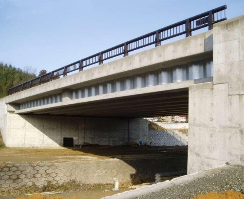együttdolgozást biztosítsa. 27. ábra: Japán hídgerenda A Sou-folyó híd (28. ábra) esetében a hibrid gerendák hossza 23.