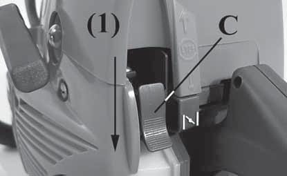 A láncfék behúzásához a láncfék/kézvédő kart húzza előre (a rúd felé), a behúzott fék pozícióba (33. ábra). Töltsük fel az indítószivattyút (A, 34 ábra). Nyomja le az indító kart (C, 35. ábra) (1).