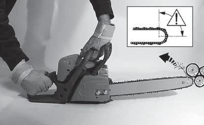A visszarúgás elkerülése illetve csökkentése érdekében mindig megfelelően, mindkét kezünkkel jól megmarkolva tartsuk a fűrészt.