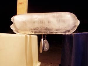 Halmazállapot változás Olvadás-fagyás Kísérlet: Egy jégtömbön átvetett vékony drótra súlyokat akasztva a drót átvágja a jeget,
