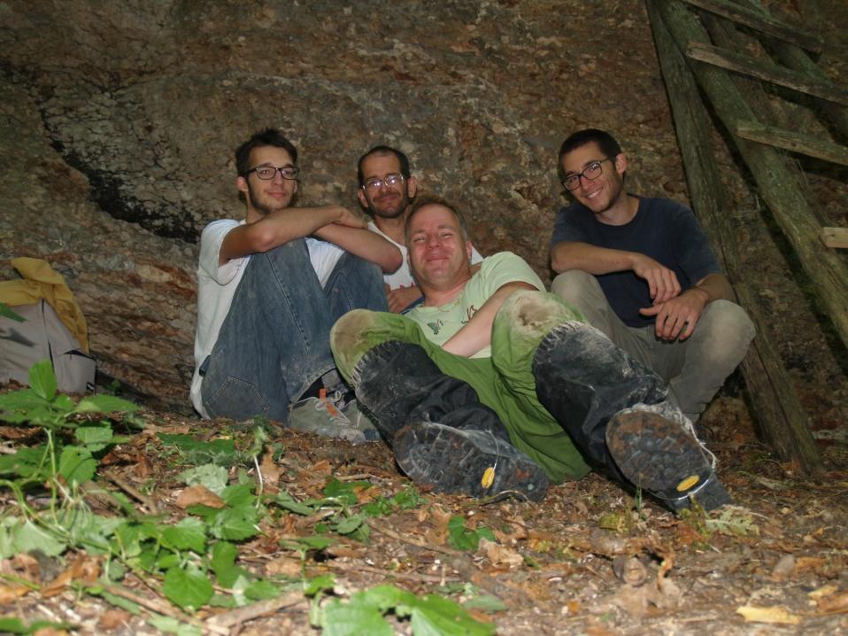 1. Bevezetés Egy a Bakonyban töltött kirándulás során bukkantunk rá családommal a Törkü-likra (kataszteri szám: 4411-10). A barlang a Középső-Hajagon, Hárskúttól Ny-i irányban található.