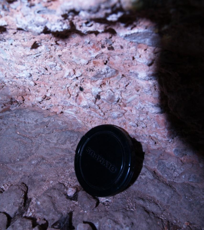 Az alsó réteg átlagos vastagsága 20 cm, de a barlang belseje felé 5 cm vékonyra húzódik össze; a felsőé kb. 10 cm. A 3 méternél történő összeolvadás után kb.