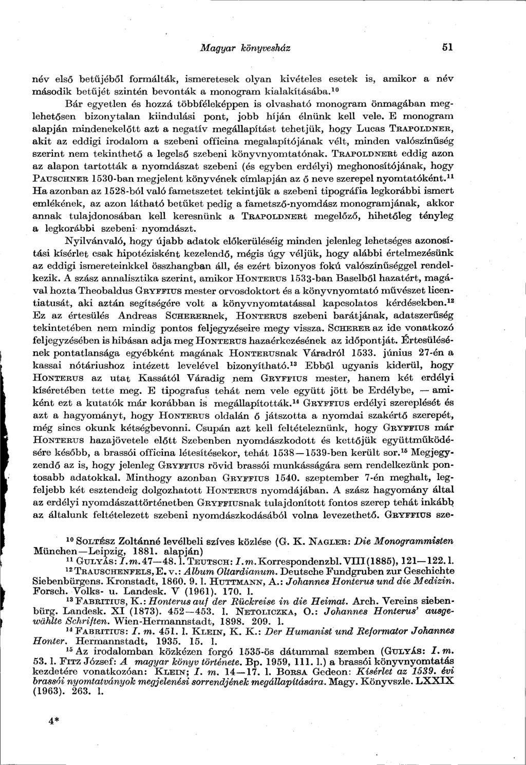 Magyar könyvesház 51 név első betűjéből formálták, ismeretesek olyan kivételes esetek is, amikor a név második betűjét szintén bevonták a monogram kialakításába.