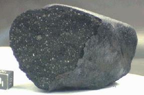 szenes kondrit (~ 5%) kő-vas