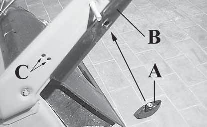 Kiristä nupit (A, Kuva 3) kun olet asettanut paikalleen varren (B) ja päättänyt sen korkeuden kahden asennon välillä (C, Kuva 2).