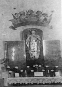 A Jézus Szíve oltár felett lévő öt angyal nem más, mint Kránicz Marika néni, aki jobb szélről látható, mellette Gréti néni mosolyog a hívőkre, középen, pedig Tóth Margit néni látható.