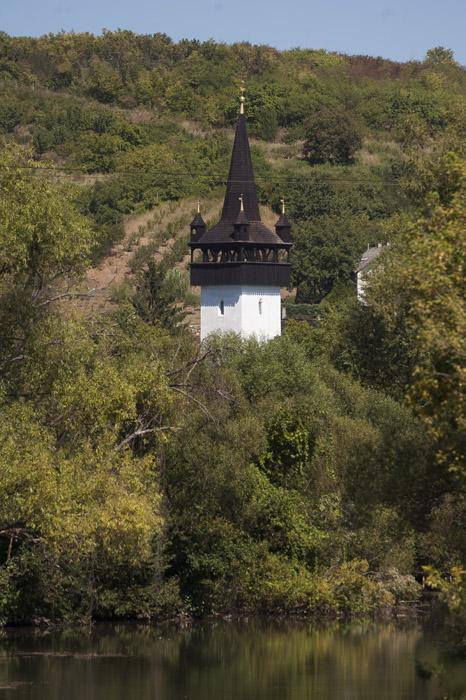 [1] Fotókiállításunk a Rómer Flóris Terv támogatásával megújuló műemléktemplomokból mutat be néhányat.