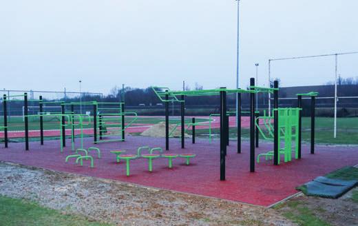 A street workout, azaz a szabad téren kialakított testedzőpark 25 eszközzel van felszerelve, amelyeket nemcsak a lakosság, hanem az ott tréningező profik atléták,