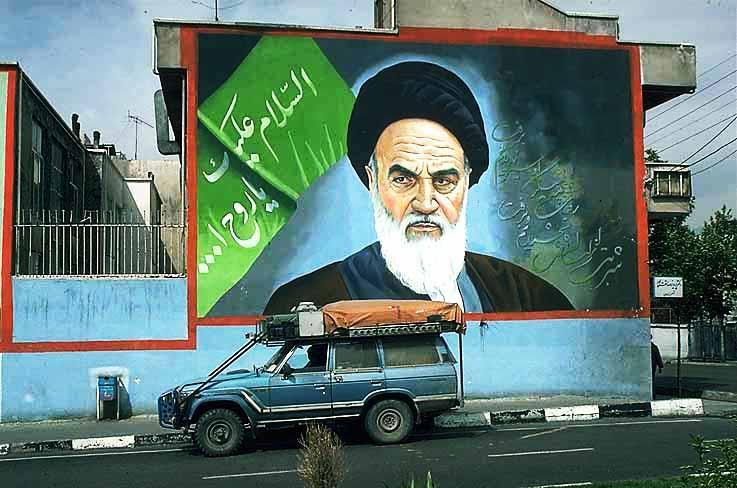 IV. 2. MELLÉKLETEK Khomeini figyelő tekintete a mai napig is mindenütt ott van: házfalakon, plakátokon stb.