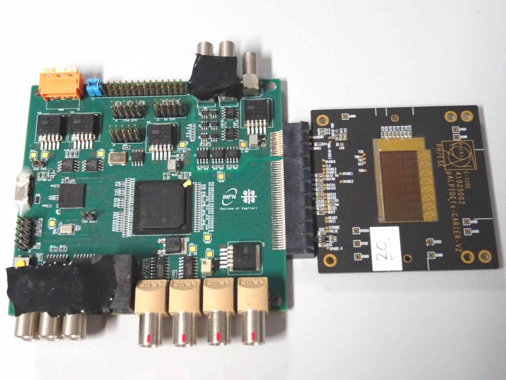 Kiolvasó kártya Táp csatlakozó PCI Express csatlakozó ALPIDE USB-3 csatlakozó Hordozó kártya 7. ábra. Fotó a kiolvasó kártyáról és a detektorról.