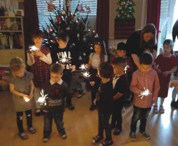 Minden héten meggyújtunk az adventi koszorún a négy gyertyából egyet, miközben dalakot éneklünk és verseket mondunk. Beszélgetünk a karácsonyról, az ajándékozás öröméről, a szeretetről.