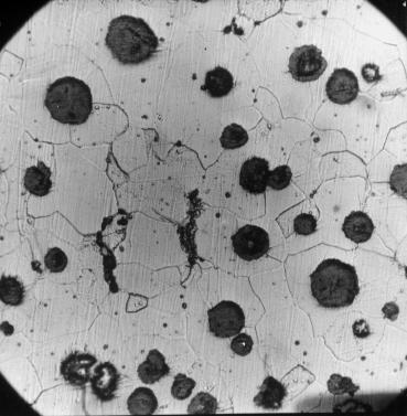 Jó minoségu gömbgrafit eléréséért hosszabb hontartás esetén gömbösítés elott ajánlatos az elovasat újból hematittal kezelni.