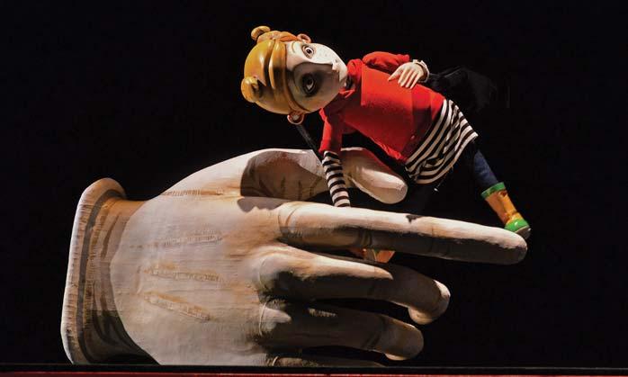A színpadon egy Coraline kalandjának fő adott fi gurát hol kisebb, hol nagyobb helyszí neként van jelen.