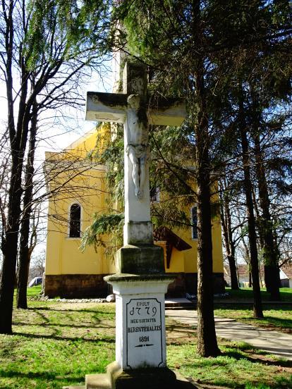 Védendő érték sorszáma: Megnevezése: Védelem típusa: 2. Feszület A védendő érték leírása: 1891-ben Berente Balázs által állíttatott kőkereszt a templomkertben.
