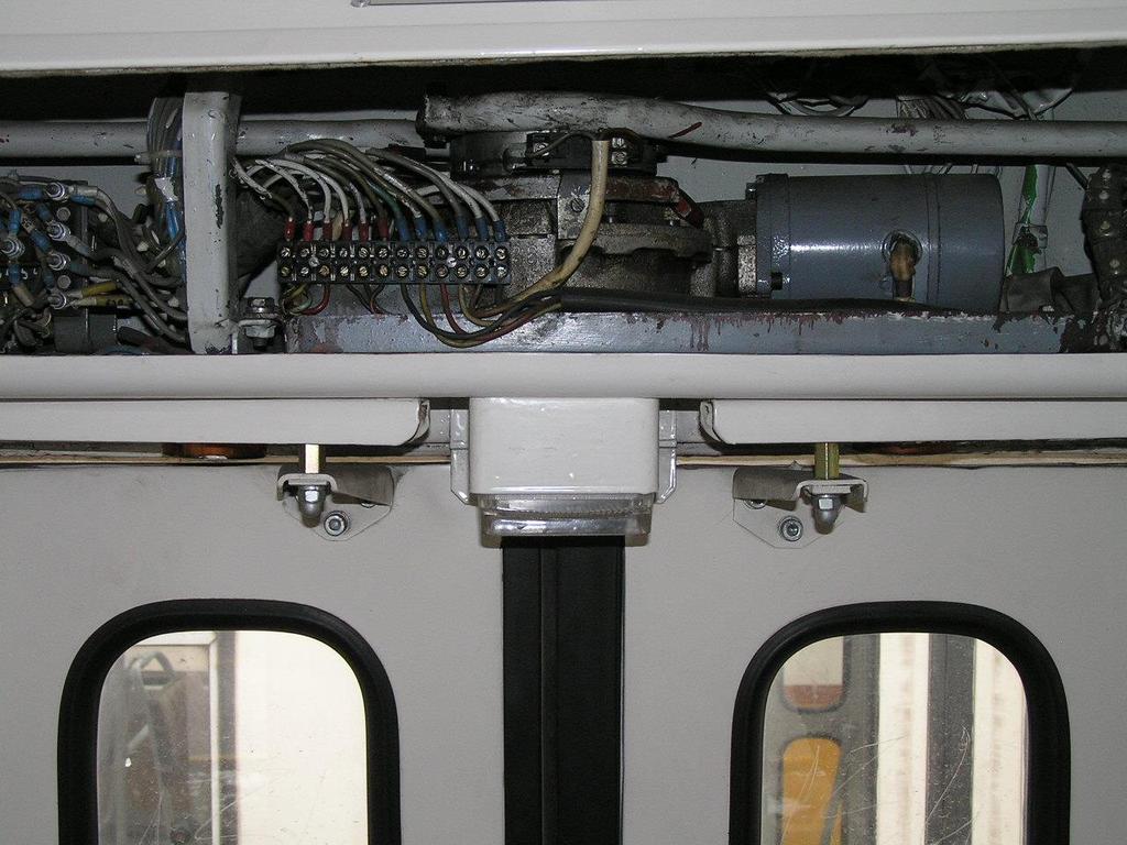 7.9. Az ajtók és az indulásjelző berendezés A kocsi mindkét oldalán található 3-3 db kétszárnyú harmonika ajtó, amit kisfeszültségről üzemelő motorok mozgatnak.