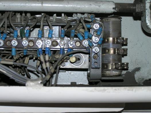 A motor áramkörének kapcsolását és forgási irányának megváltoztatását relék végzik. A motor működését végálláskapcsolók szakítják meg az ajtó teljesen nyitott, illetve zárt helyzetében.