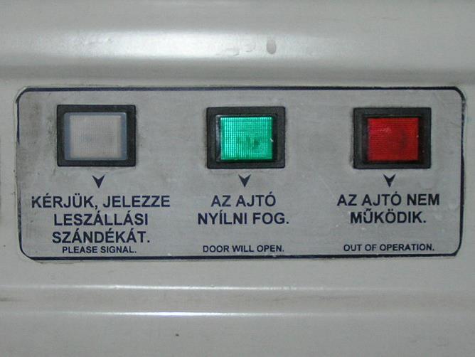 Ajtóselejtezés: az ajtó feletti készülékszekrényben lévő elektronikus működésű ajtóvezérlő egységen található két kapcsoló. 41.