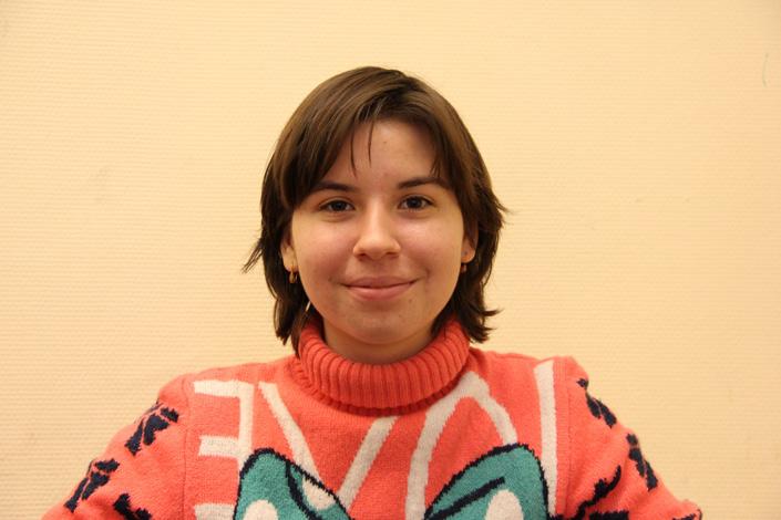 Viki sikeresen rázódott bele a budapesti életbe, az egyetemen csatlakozott a Hakösz-höz, a Debate