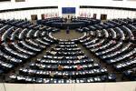 Európai Parlament A tagállamok közvetlen választás útján (5 év) delegált képviselői (a lakosság számarányában) Politikai frakciókba tömörülnek (nem nemzeti hovatartozás szerint, így is ülnek)