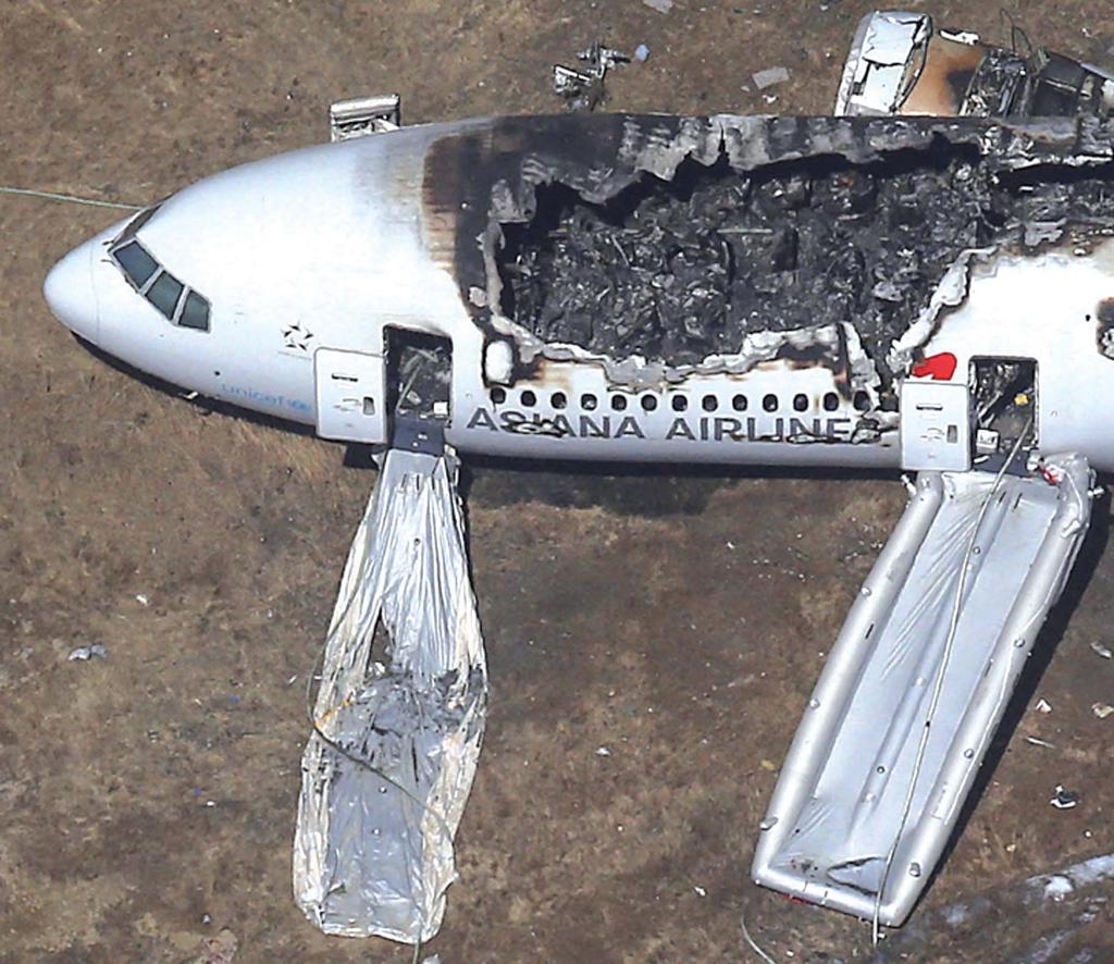 ÚeCÉàdG IOÉYE ájõcôÿg ácöûdg Les principales catastrophes aériennes de 2014 Le 8 mars, le vol MH 370 de Malaysia Airlines disparaît mystérieusement entre Kuala Lumpur et Pékin avec 239 personnes à