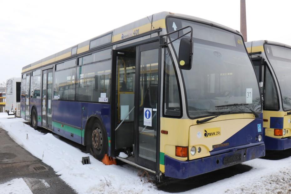 tárcsafék ABS-ASR, Webasto előmelegítő, 3 db utas ajtó, ködlámpa, tachograf Utastájékoztató: elektronikus Fok- Gyem front, oldalsó, hátsó, utastéri kijelzők Rendszám: HLU-212 Első forgalomba